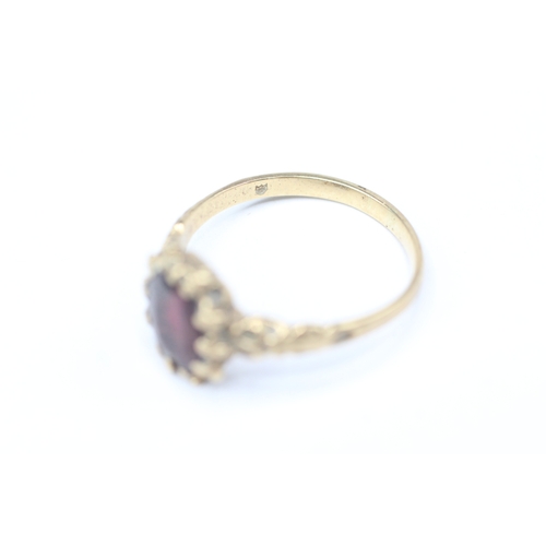 136 - 9ct gold garnet set ring (2.3g) Size O