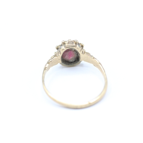 136 - 9ct gold garnet set ring (2.3g) Size O