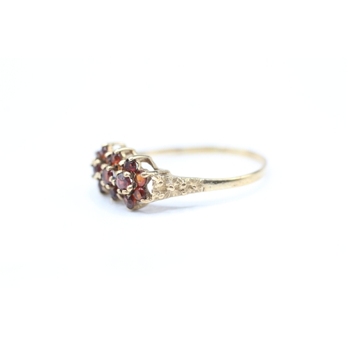 147 - 9ct gold and garnet ring (1.6g) Size R