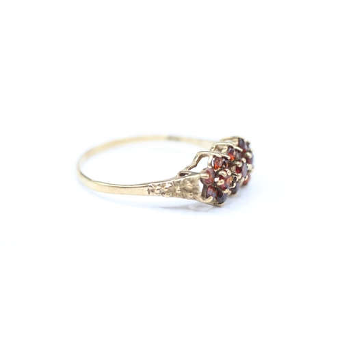 147 - 9ct gold and garnet ring (1.6g) Size R