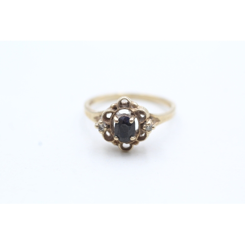 151 - 9ct gold sapphire and diamond ornate ring (2g) Size L