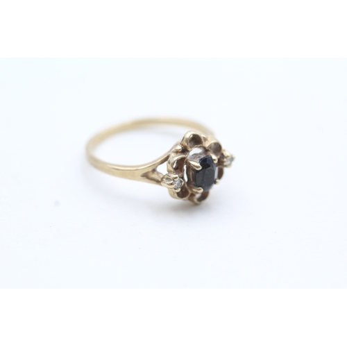 151 - 9ct gold sapphire and diamond ornate ring (2g) Size L