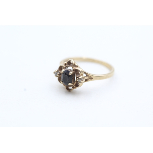 151 - 9ct gold sapphire and diamond ornate ring (2g) Size L