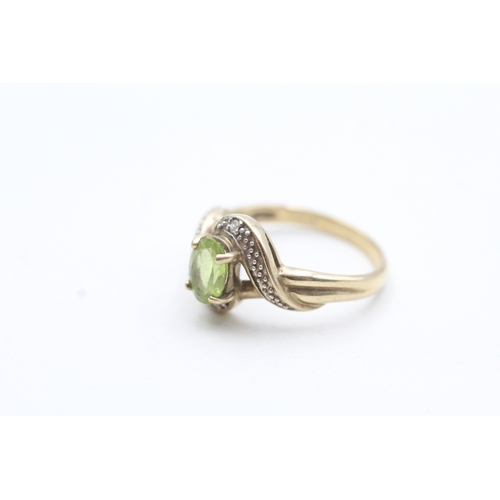 152 - 9ct gold peridot and diamond halo twist ring (2.5g) Size N