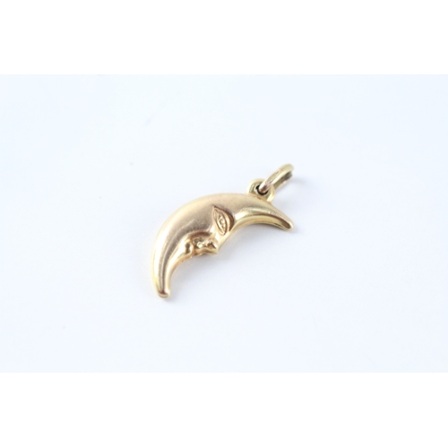 156 - 9ct gold crescent with face charm (0.6g)