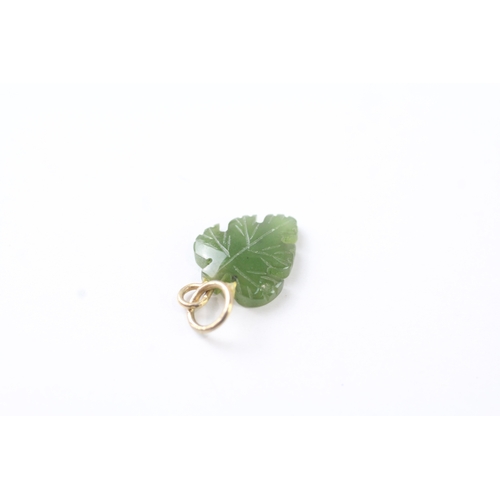 164 - 9ct gold carved nephrite leaf charm (0.7g)