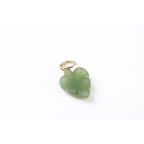 164 - 9ct gold carved nephrite leaf charm (0.7g)