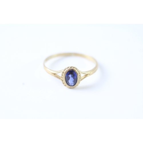 187 - 9ct gold sapphire solitaire ring (1.1g) Size O