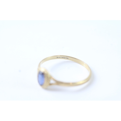 187 - 9ct gold sapphire solitaire ring (1.1g) Size O