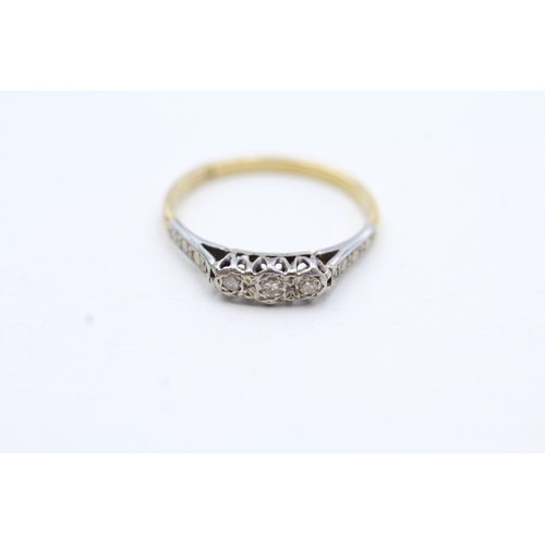 25 - 18ct gold vintage diamond trilogy ring (2g) Size M 1/2