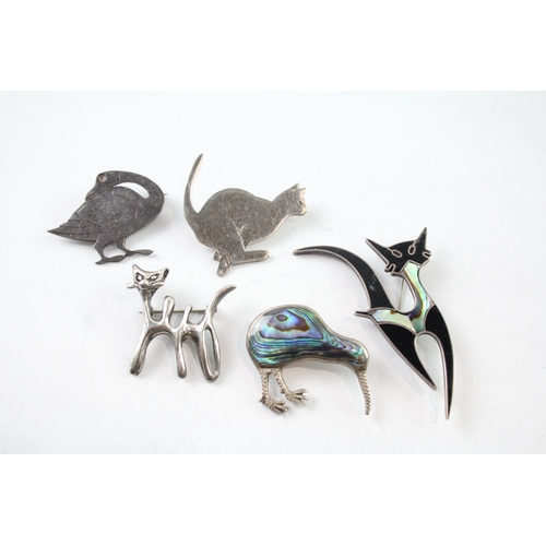 302 - Collection of Sterling Silver Animal Brooches inc. Cats, Birds, Abalone x 5 33g