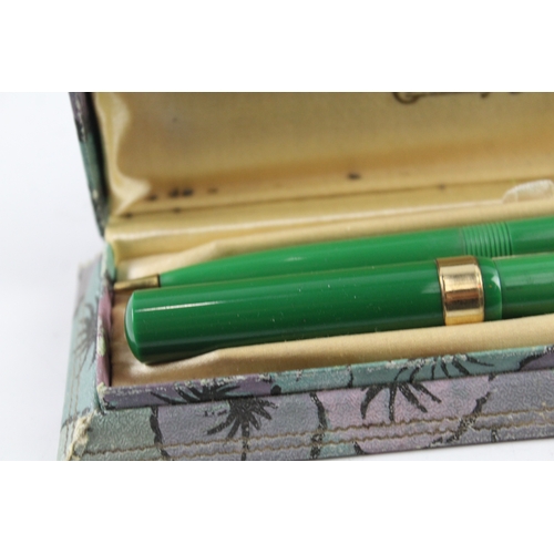 445 - Vintage Conway Stewart The Universal Pen No. 368 Green Fountain Pen w/ 14ct Nib