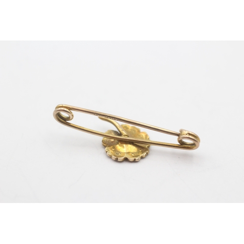 100 - 9ct gold split pearl shamrock brooch (1.4g)