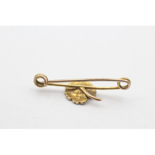 100 - 9ct gold split pearl shamrock brooch (1.4g)