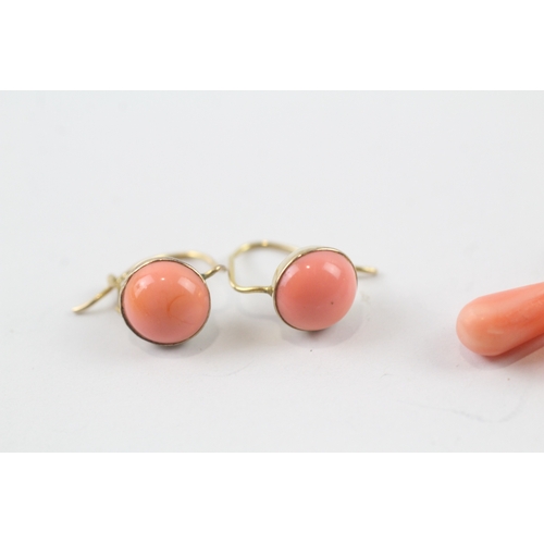 12 - 2 x 9ct gold cultured pearl and coral drop earrings (2.5g)