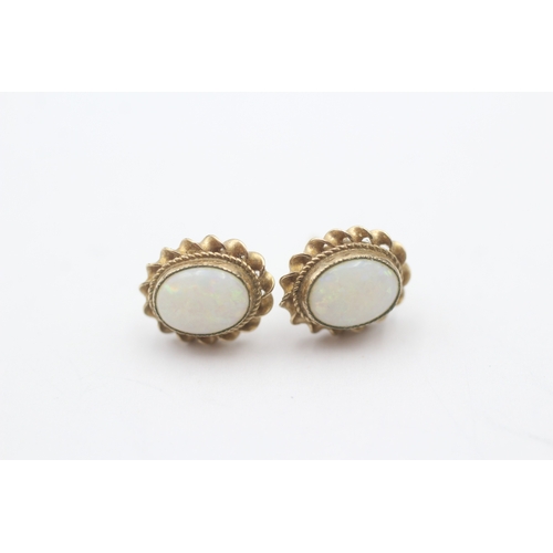 121 - 9ct gold opal stud earrings (1.6g)