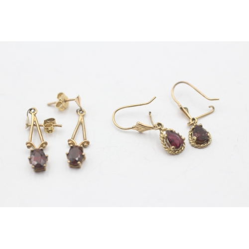 122 - 2 x 9ct gold garnet drop earrings (2.4g)