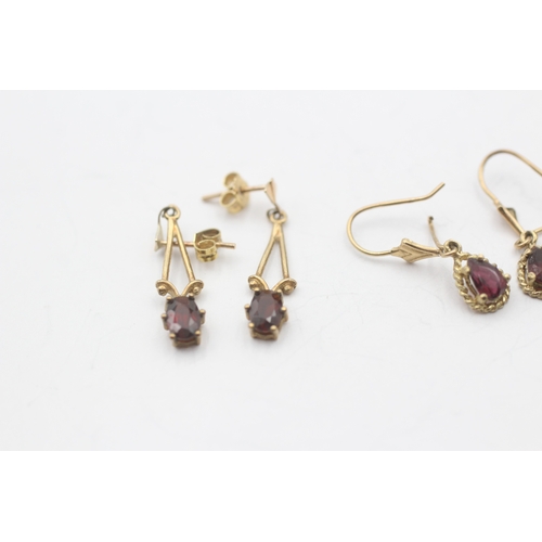 122 - 2 x 9ct gold garnet drop earrings (2.4g)