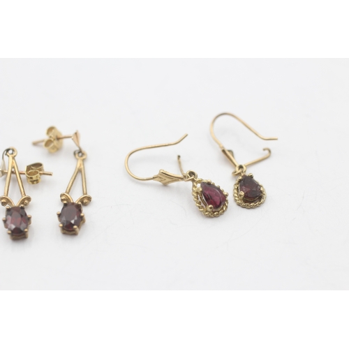 122 - 2 x 9ct gold garnet drop earrings (2.4g)