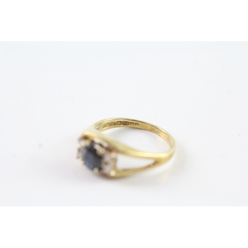 129 - 18ct gold sapphire and diamond dress ring w/ split shoulders Size L