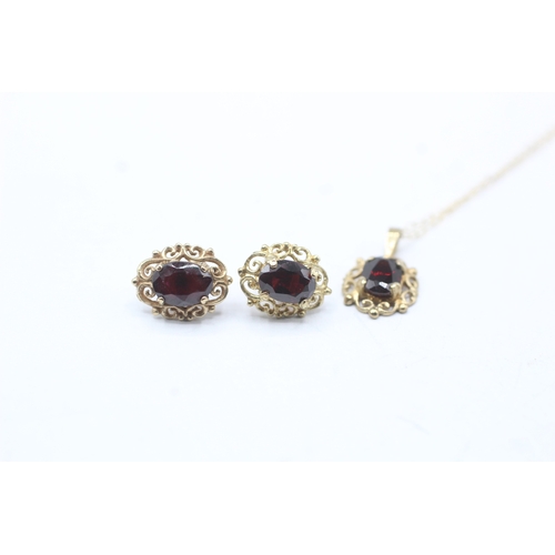 136 - 2x 9ct garnet earrings & necklace (2.7g)