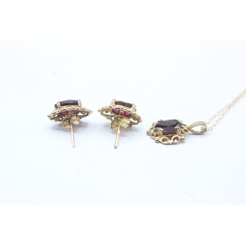 136 - 2x 9ct garnet earrings & necklace (2.7g)