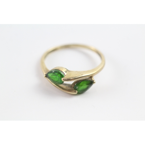 140 - 9ct gold pear cut diopside two stone dress ring Size R