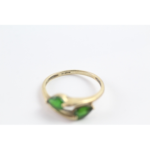 140 - 9ct gold pear cut diopside two stone dress ring Size R