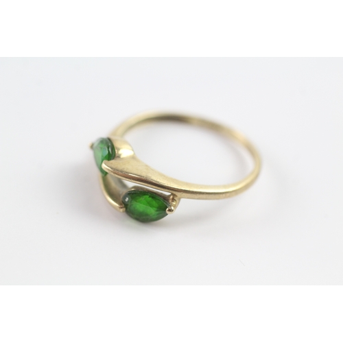 140 - 9ct gold pear cut diopside two stone dress ring Size R