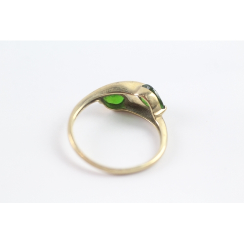 140 - 9ct gold pear cut diopside two stone dress ring Size R