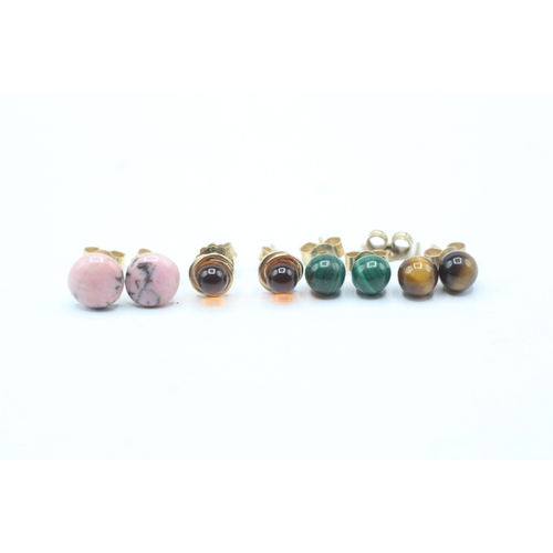 146 - 4 x 9ct gold jasper, tiger-eye, amber and malachite stud earrings (4.3g)