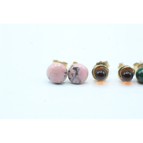 146 - 4 x 9ct gold jasper, tiger-eye, amber and malachite stud earrings (4.3g)