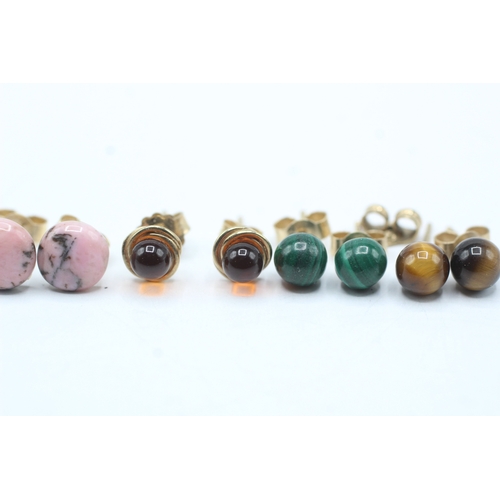 146 - 4 x 9ct gold jasper, tiger-eye, amber and malachite stud earrings (4.3g)