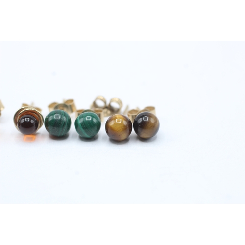 146 - 4 x 9ct gold jasper, tiger-eye, amber and malachite stud earrings (4.3g)