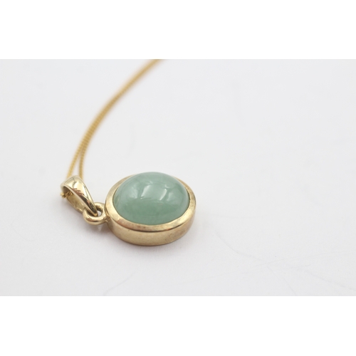 149 - 9ct gold jade pendant on chain (2.5g)