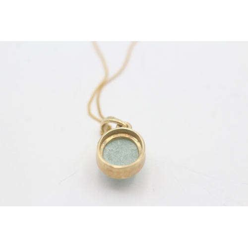 149 - 9ct gold jade pendant on chain (2.5g)