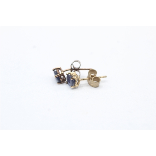 155 - 2 x 9ct gold opal and sapphire stud earrings (1.7g)