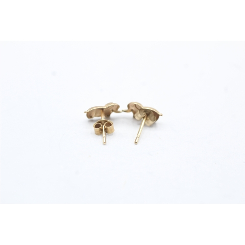 157 - 2 x 9ct gold elephant and bear earrings (0.8g)