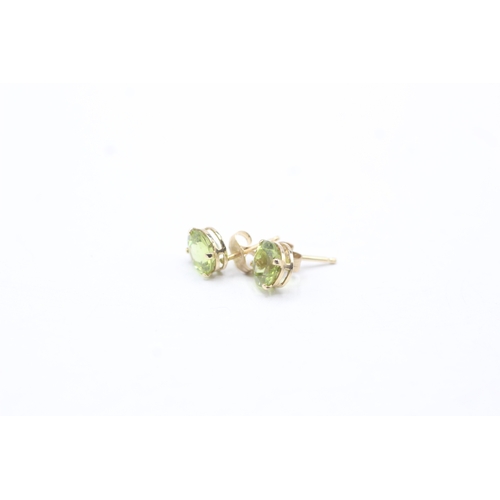 169 - 2 x 9ct gold peridot stud earrings (1.6g)