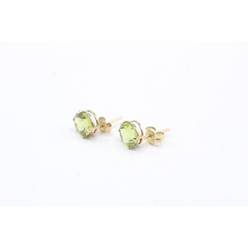 169 - 2 x 9ct gold peridot stud earrings (1.6g)