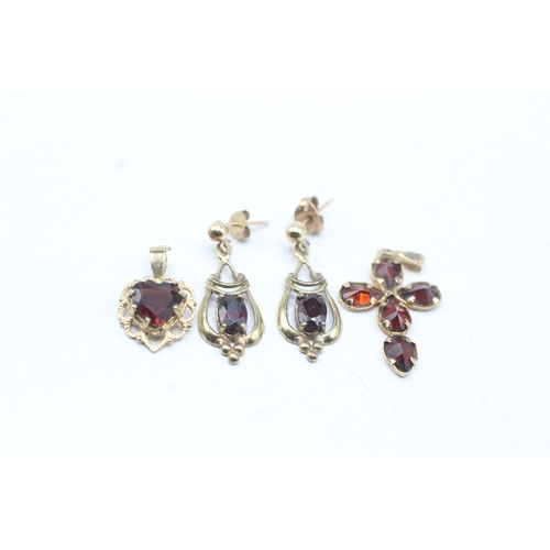 170 - 3x 9ct gold garnet pendant & earrings (3.5g)