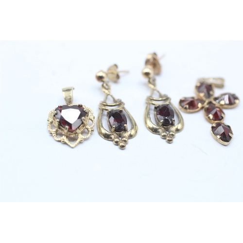 170 - 3x 9ct gold garnet pendant & earrings (3.5g)