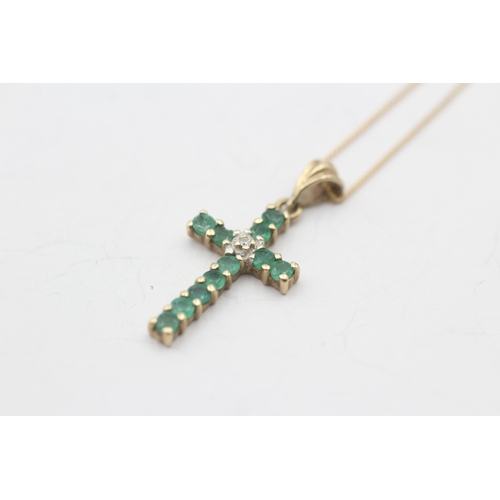 180 - 9ct gold emerald & diamond cross pendant necklace (1.4g)