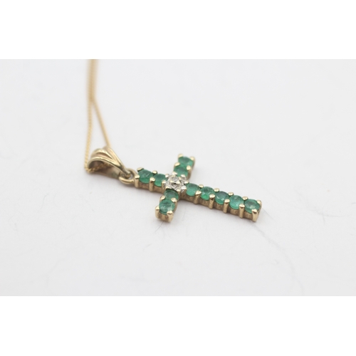 180 - 9ct gold emerald & diamond cross pendant necklace (1.4g)