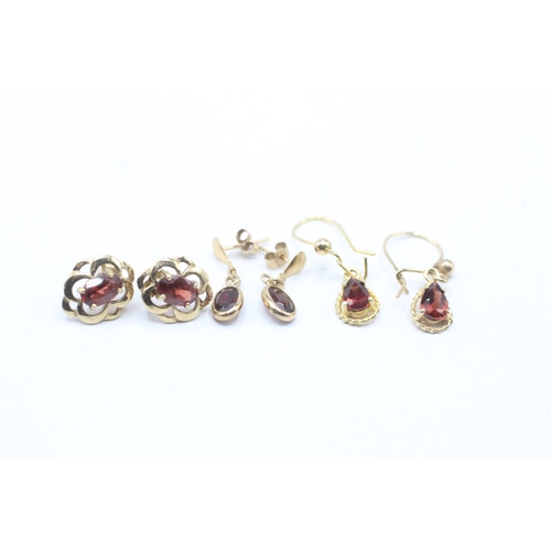 186 - 3 x 9ct gold garnet earrings (2.8g)