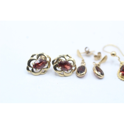 186 - 3 x 9ct gold garnet earrings (2.8g)