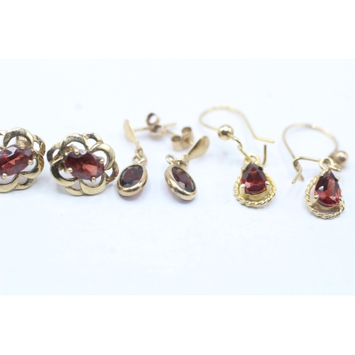 186 - 3 x 9ct gold garnet earrings (2.8g)