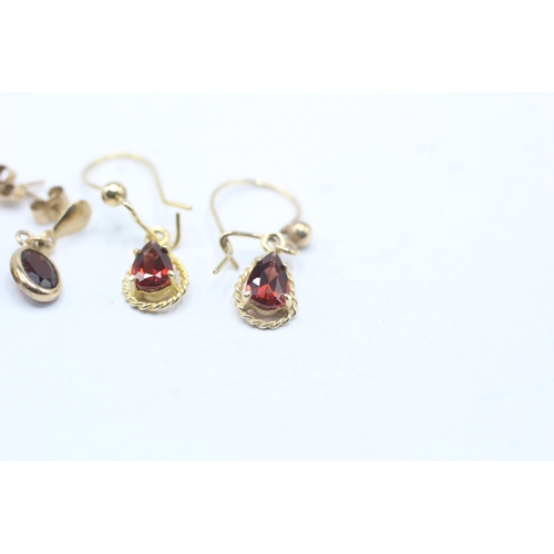 186 - 3 x 9ct gold garnet earrings (2.8g)