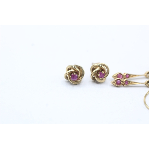 195 - 2 x 9ct gold ruby earrings (1.5g)