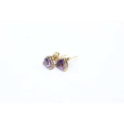 197 - 2x 9ct gold amethyst& opal stud earrings (1.8g)